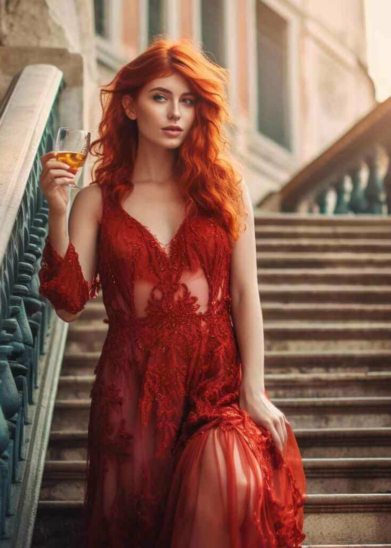 Eine junge Frau mit einem Glas sitzt auf einer Treppe in Venedig